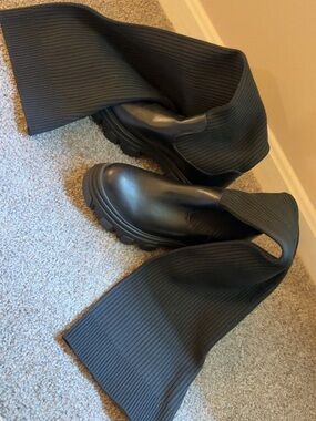 Black Ribbed Stretch-Heel Chelsea Boots